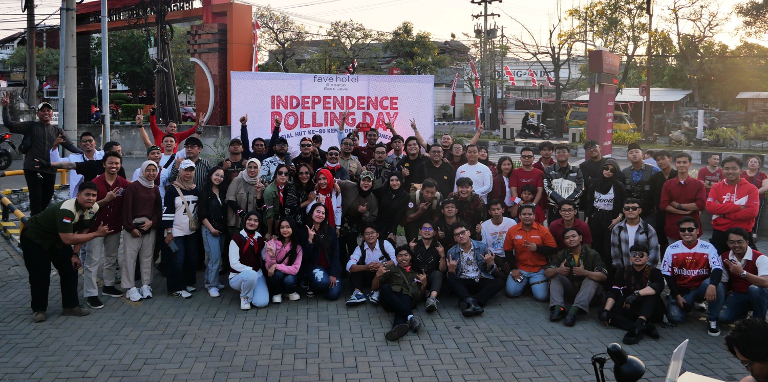 KOMPAK: Suasana meriah mewarnai halaman favehotel Sidoarjo saat puluhan riders peserta Independence Rolling Day tiba di lokasi, Minggu (17/8/2025).