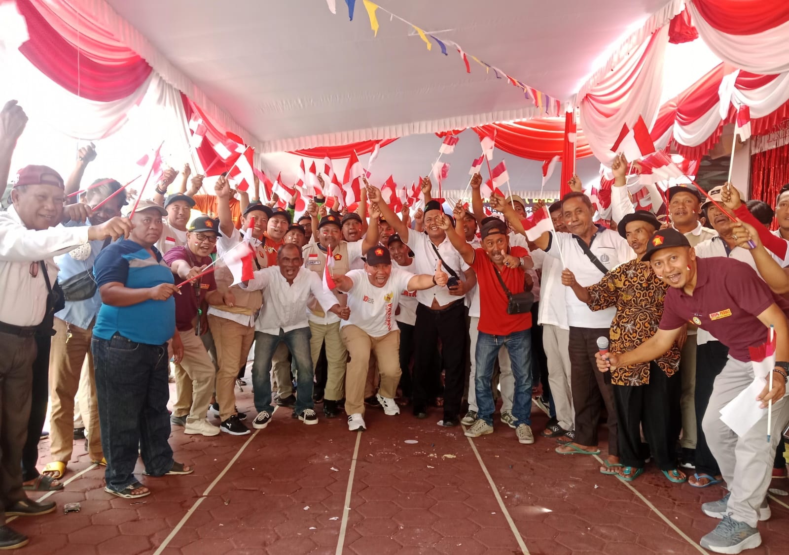 MERIAH: Semarak kemerdekaan di Media Center BHS, Jalan Raya Diponegoro, Lemahputro, dihadiri Kapoksi Komisi VII DPR RI, Ir. H. Bambang Haryo Sukartono (BHS).&nbsp;(RUDIANTO/RADAR SIDOARJO)
