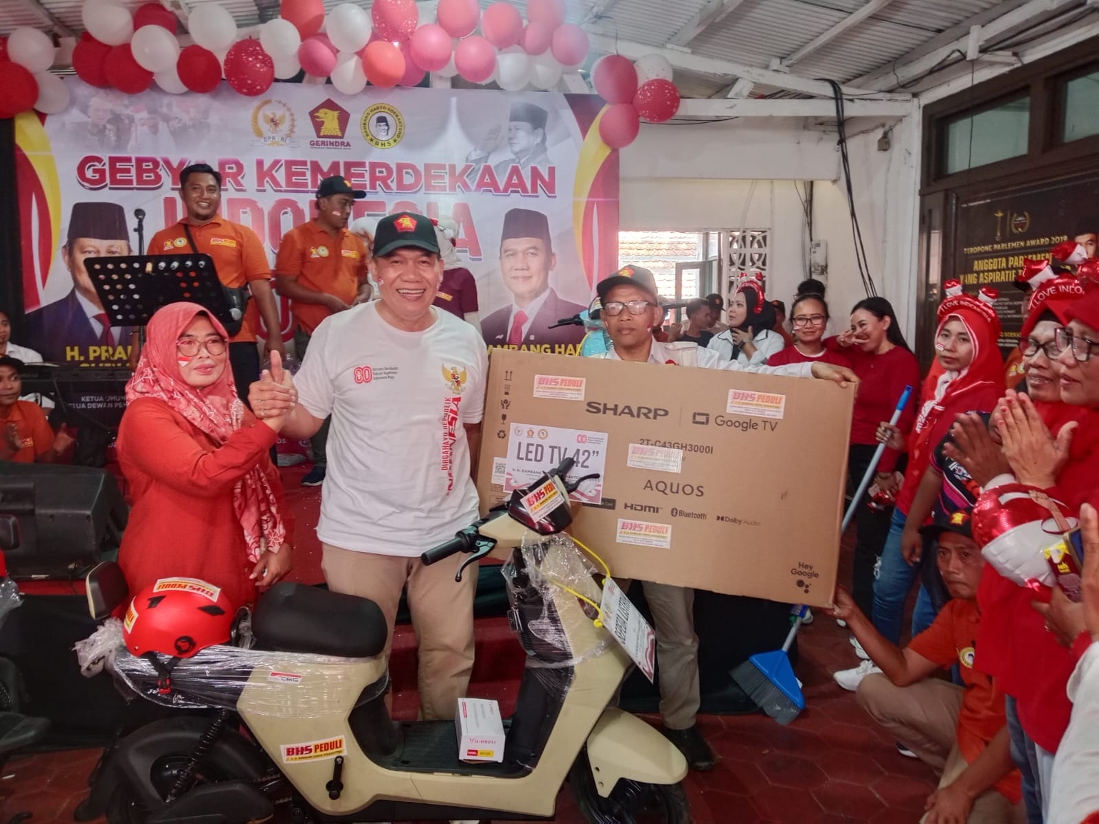 MERIAH: Kapoksi Komisi VII DPR RI, Ir. H. Bambang Haryo Sukartono (BHS) saat membagikan hadiah kepada masyarakat, Senin (18/8). (RUDIANTO/RADAR SIDOARJO)