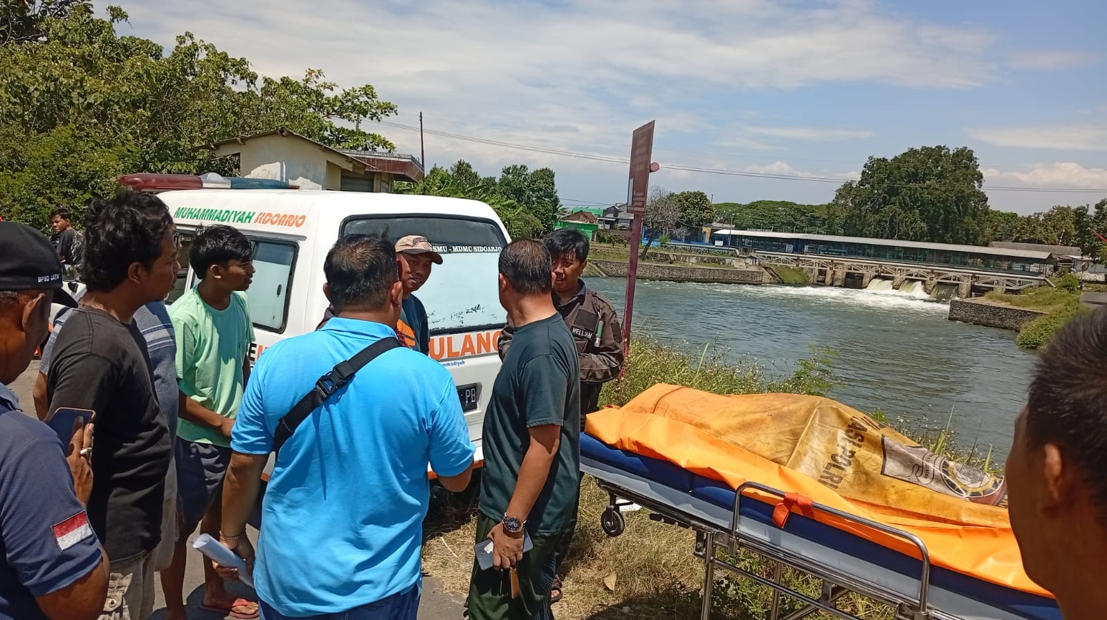 NAHAS: Proses evakuasi jasad korban tenggelam di Dam Rolak Songo, Tarik, Sidoarjo, Senin (18/8).  &nbsp;