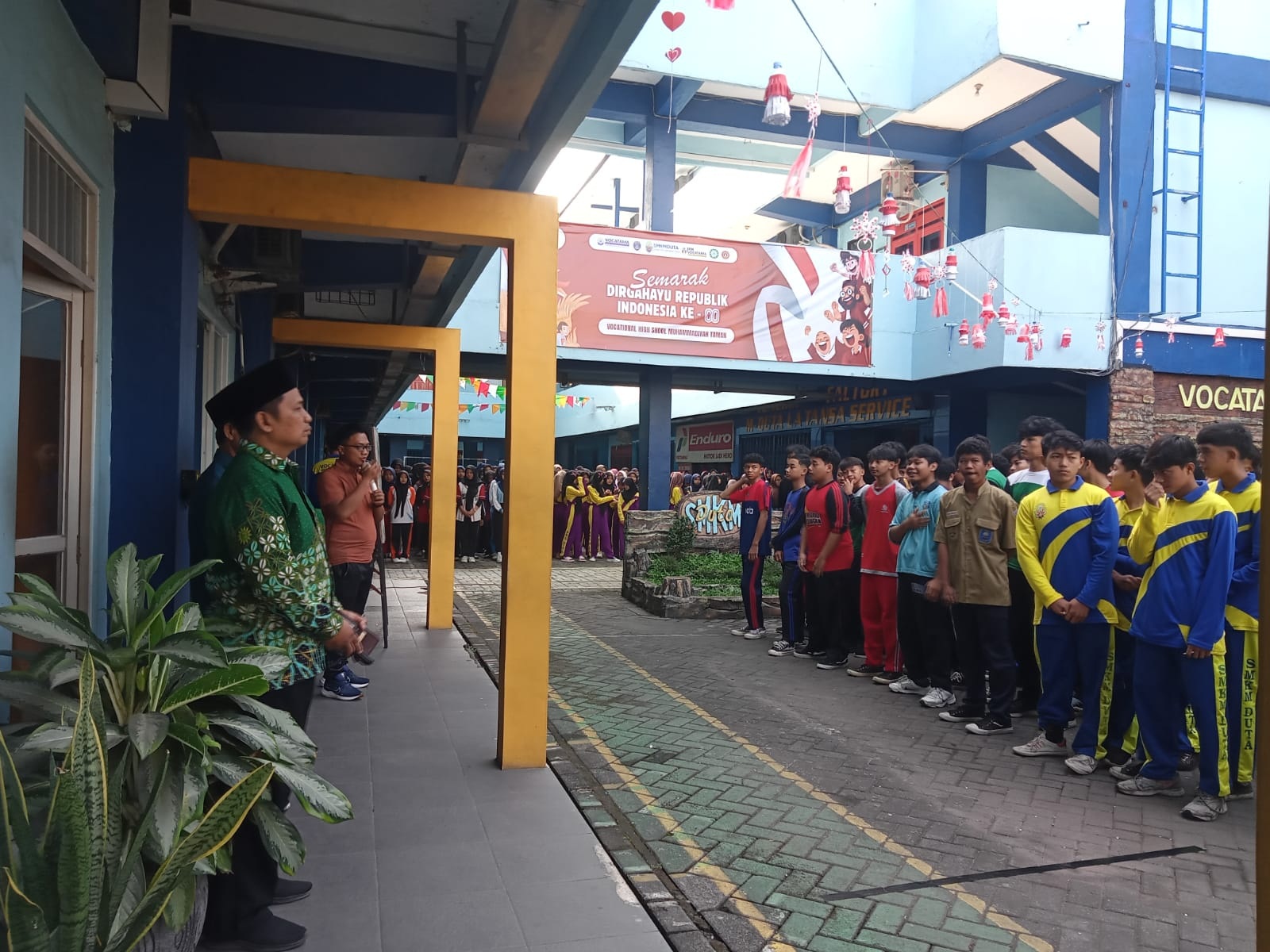 SEMARAK: Siswa semangat ikuti lomba 17 an di VOCATAMA Sidoarjo. (CHOTIB/RADAR SIDOARJO)
