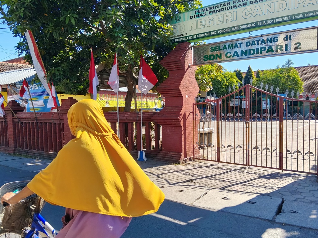 PINDAH: Sebagian siswa SDN Candipari II baru dialihkan ke sekolah lain sesuai arahan Dispendikbud Sidoarjo. (M SAIFUL ROHMAN/RADAR SIDOARJO)