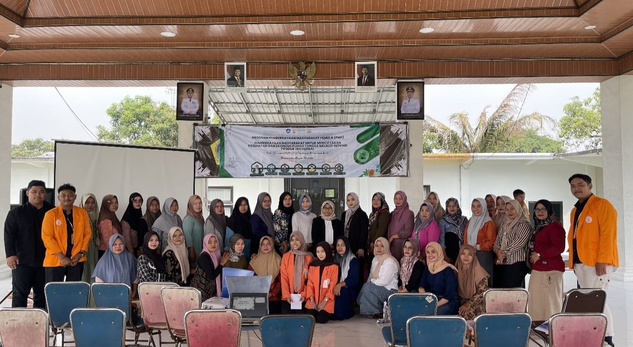 KOMPAK : Mahasiswa Universitas Anwar Medika dalam kegiatan pengabdian masyarakat pemula di Desa Sumbergede, Wringinanom, Gresik.(ANAS/RADAR SIDOARJO)