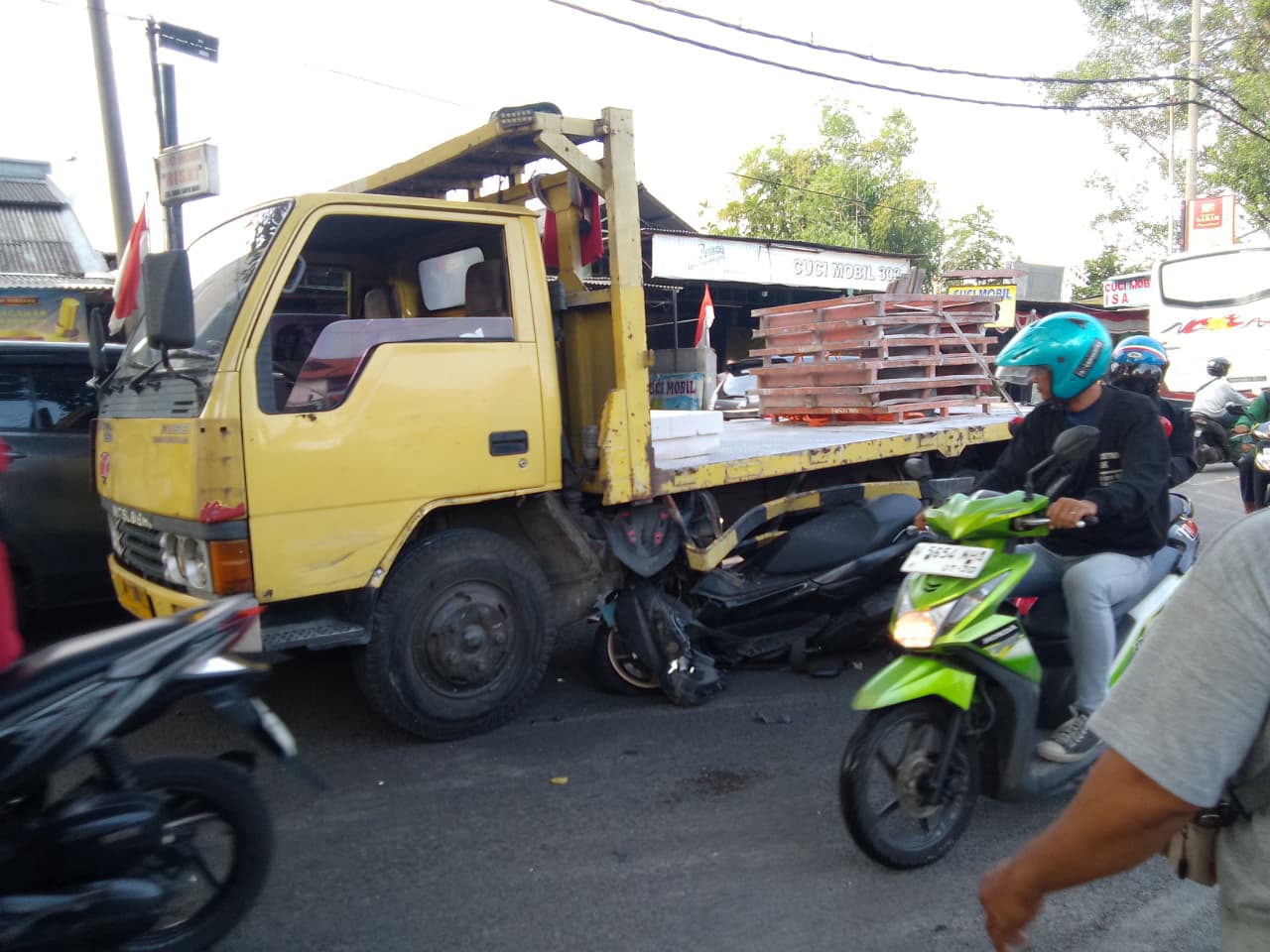 NAHAS: Kondisi motor saat masuk ke dalam kolong truk usai terlibat kecelakaan di Medaeng, Waru, Rabu (20/8). (DIKY SANSIRI/RADAR SIDOARJO)