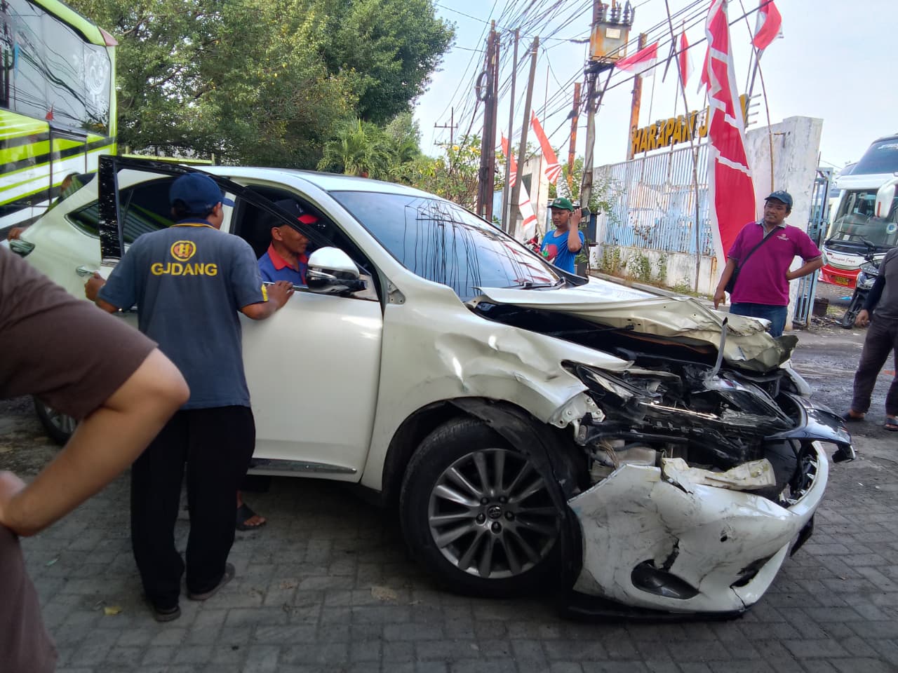 RUSAK: Mobil Toyota Harrier mengalami kerusakan usai menabrak motor. (DIKY SANSIRI/RADAR SIDOARJO)