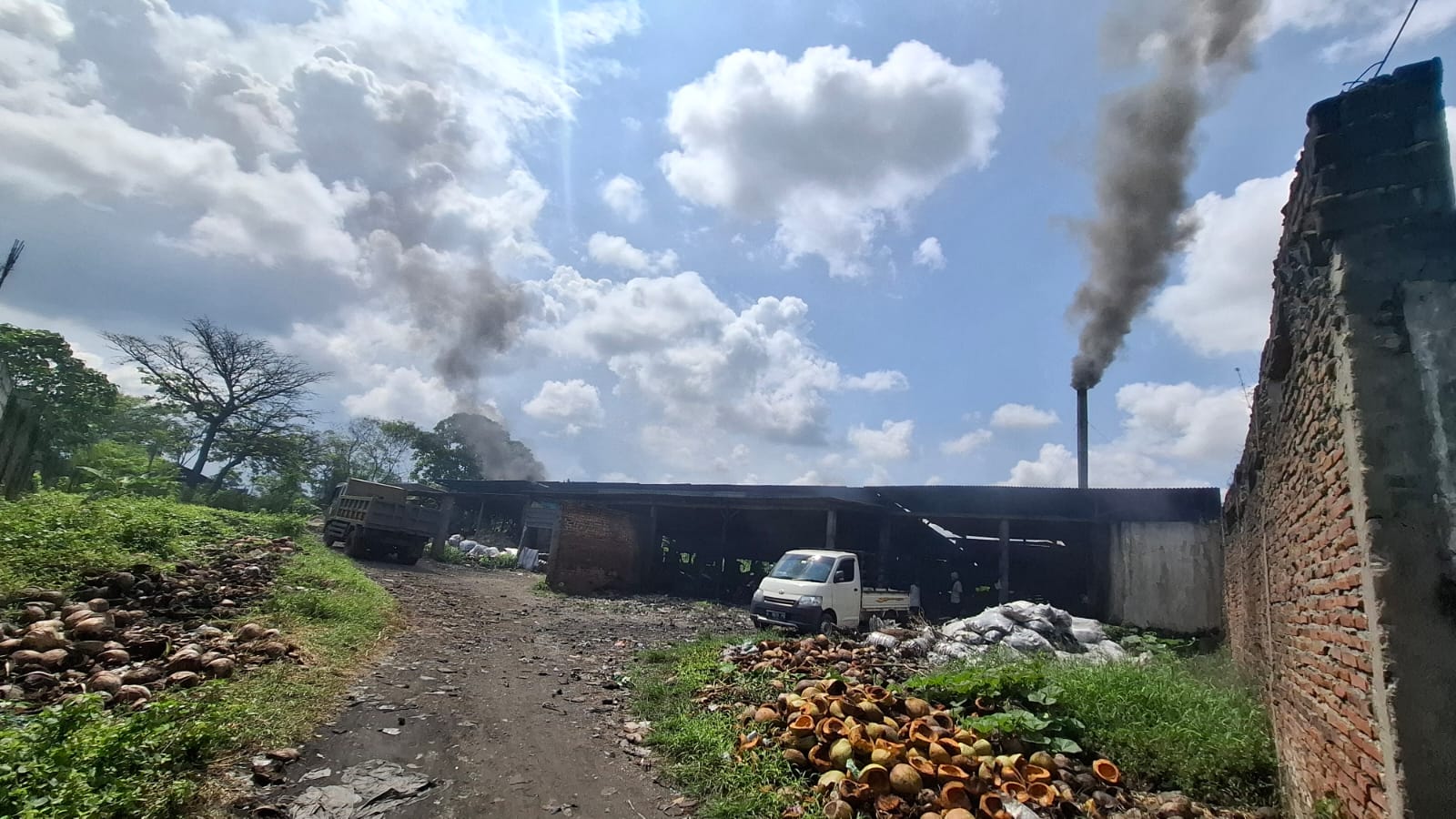 BUTUH PERHATIAN: Polusi udara dari asap pabrik dan usaha yang tidak terkontrol dapat memicu gejala penyakit pernapasan. (M SAIFUL ROHMAN/RADAR SIDOARJO)