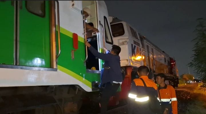 RUSAK: Commuter Line Jenggala saat berhenti mendadak di Candi, Sidoarjo.