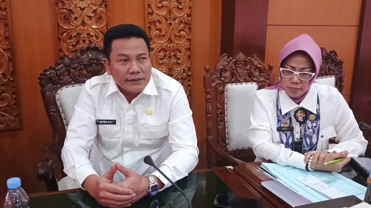 BERI STATEMENT: Bupati Sidoarjo Subandi usai musyawarah dengan DPRD Sidoarjo. (M SAIFUL ROHMAN/RADAR SIDOARJO)