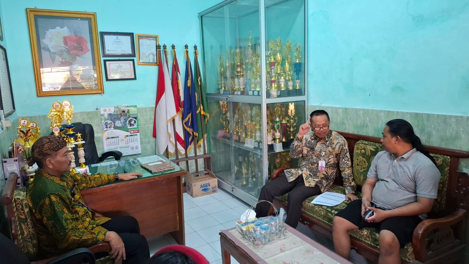 HANYA DITEGUR: Kepala Dinas Pendidikan dan Kebudayaan Sidoarjo, Tirto Adi (dua dari kanan) saat meminta klarifikasi dari Kepala SDN Candipari II, Susanto (kiri). (M SAIFUL ROHMAN/RADAR SIDOARJO)