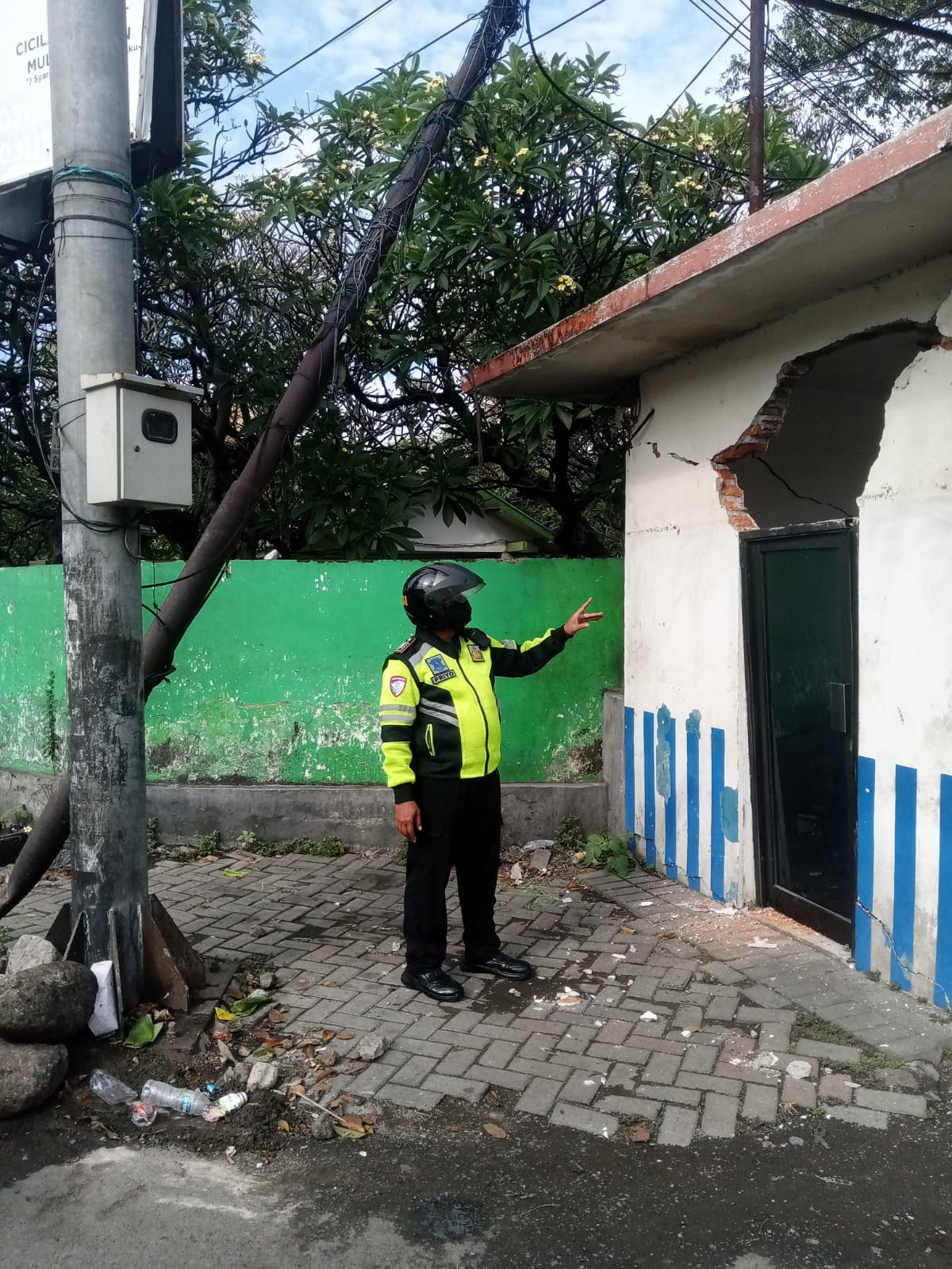 RUSAK: Kondisi Pos Lantas Kletek usai ditabrak truk tronton, Rabu (20/8).