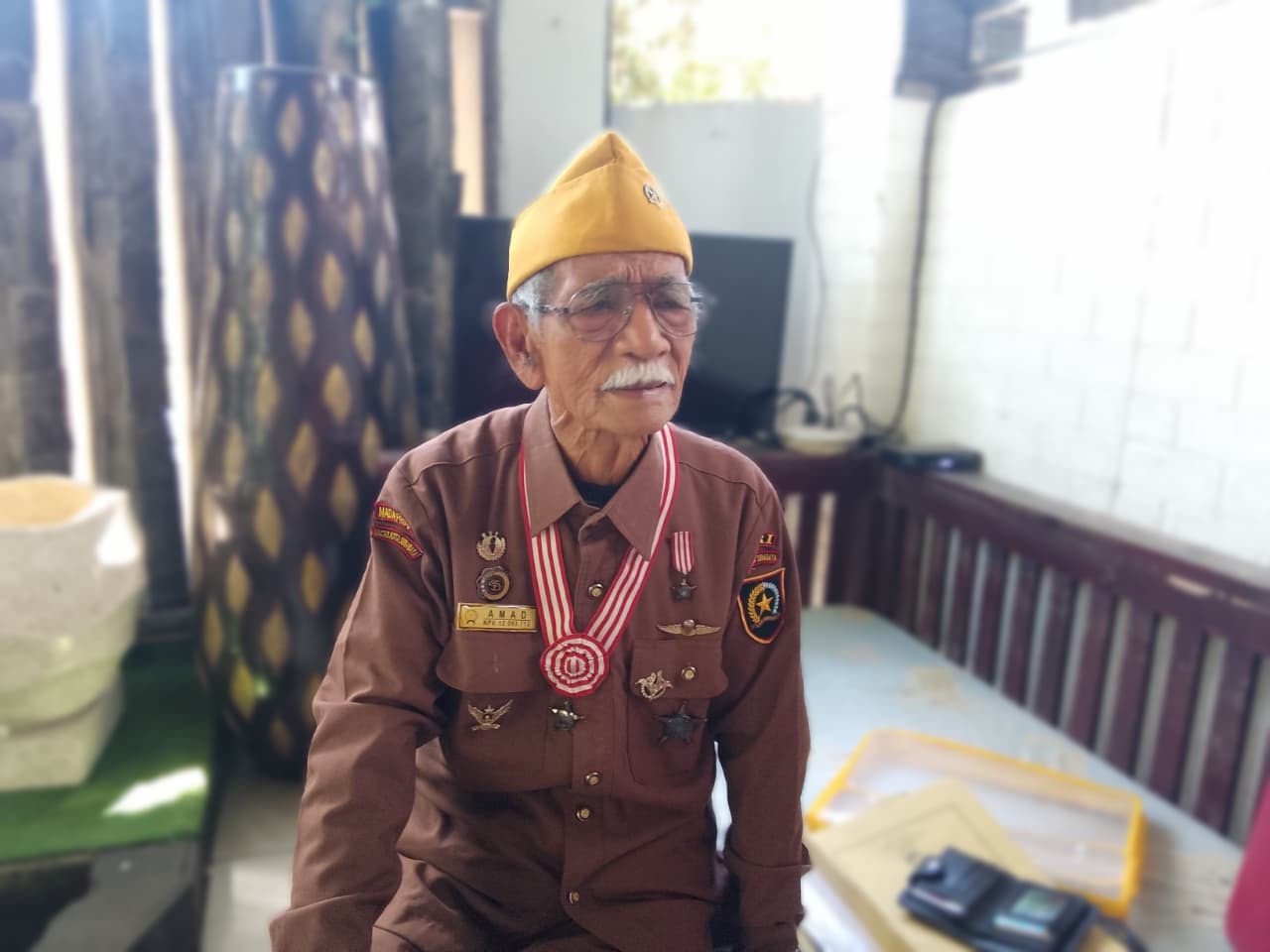 INSPIRATIF: Mbah Amad saat ceritakan kisahnya berjuang melawan penjajah. (DIKY SANSIRI/RADAR SIDOARJO)