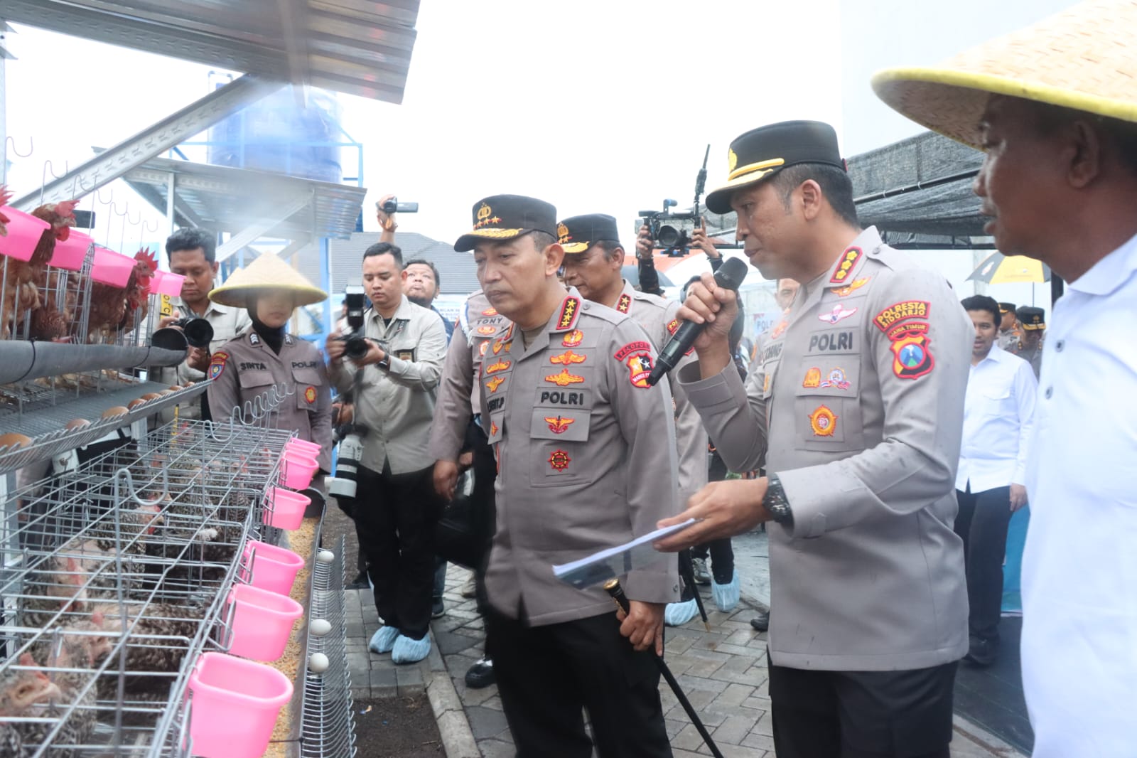 KOMITMEN POLRI: Kapolri Jenderal Listyo Sigit Prabowo didanpingi Kapolresta Sidoarjo Kombespol Christian Tobing saat meninjau SPPG Polresta Sidoarjo di Porong.