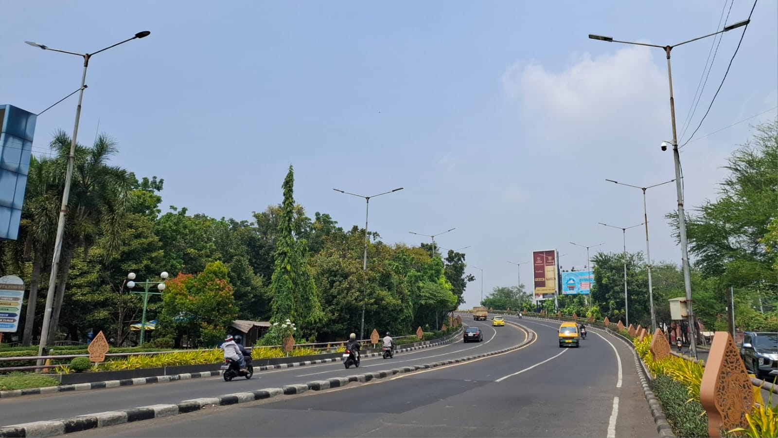 DITAMBAH: Deretan PJU di Flyover Jenggolo Kecamatan Buduran. (M SAIFUL ROHMAN/RADAR SIDOARJO)