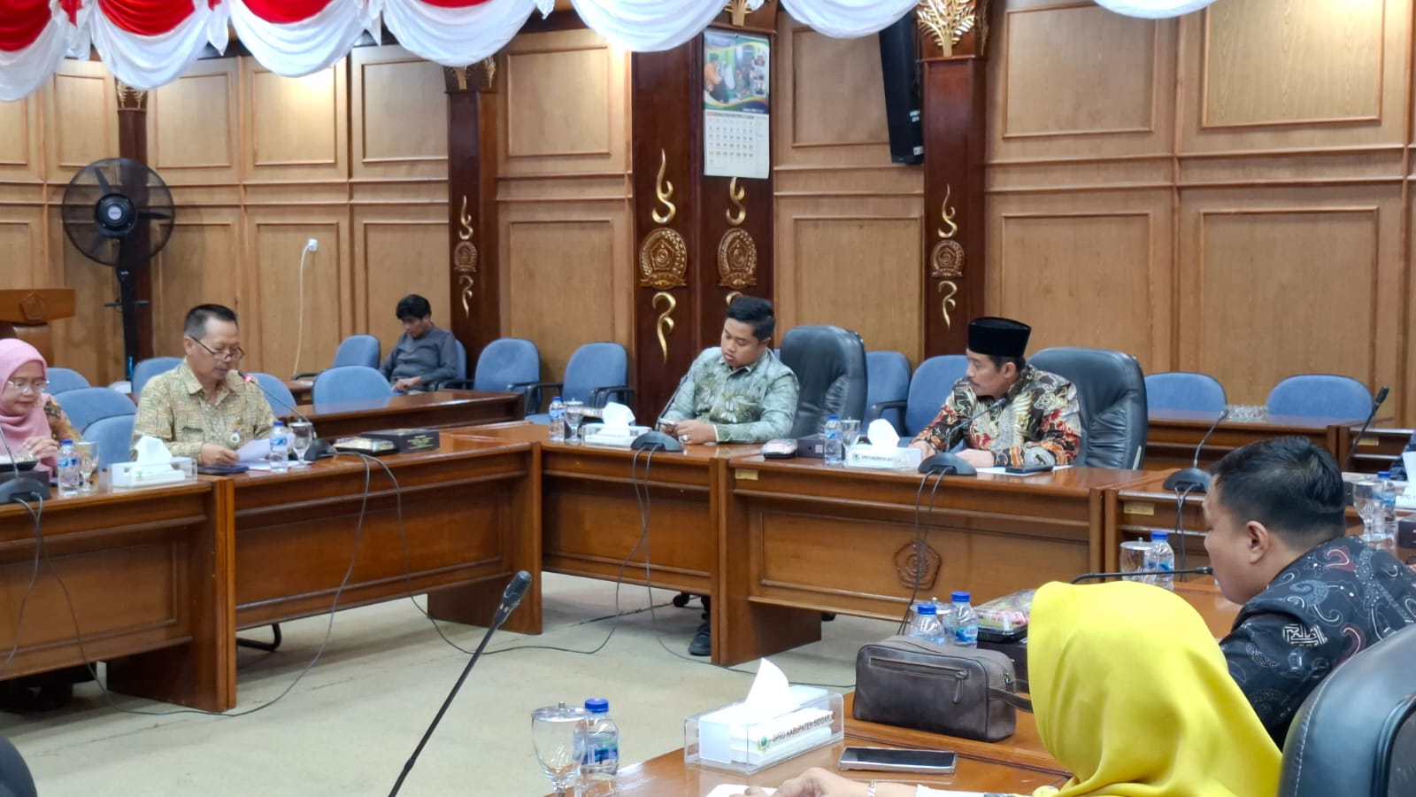 POLEMIK: Suasana hearing yang digelar Komisi D DPRD Sidoarjo bersama Dispendikbud Sidoarjo dan beberapa kepala sekolah. (M SAIFUL ROHMAN/RADAR SIDOARJO)