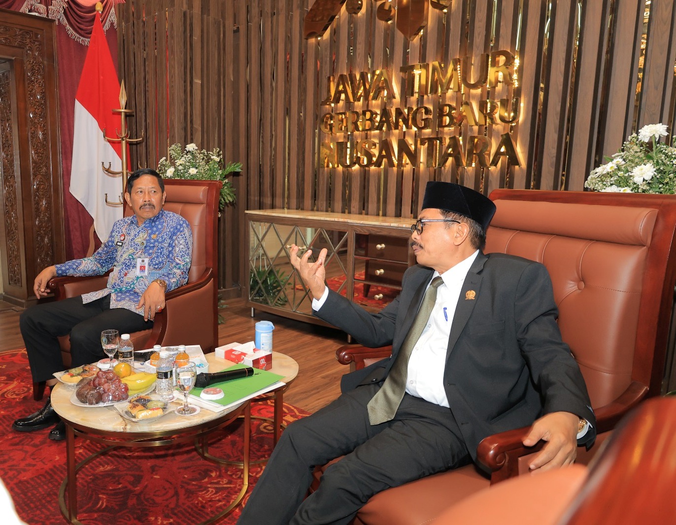 KOLABORASI: Kepala Kanwil Kemenkum Jatim Haris Sukamto (kiri) saat audiensi dengan Ketua DPRD Provinsi Jawa Timur, M Musyafak, di Ruang VIP Gedung DPRD Jatim, Kamis (21/8).