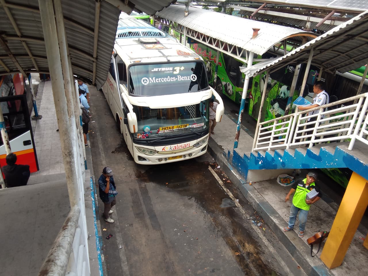 SIBUK: Suasana Terminal Tipe A Purabaya Sidoarjo, Kamis (21/8). (DIKY SANSIRI/RADAR SIDOARJO)