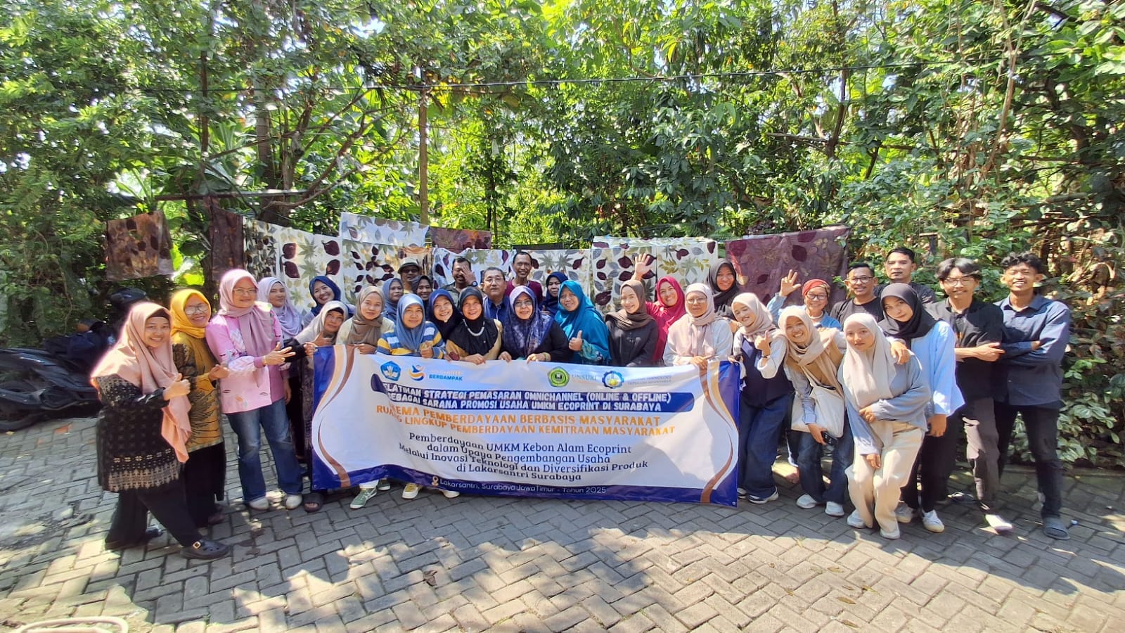 KOLABORASI: Tim Abdimas bersama UMKM Ecoprint.