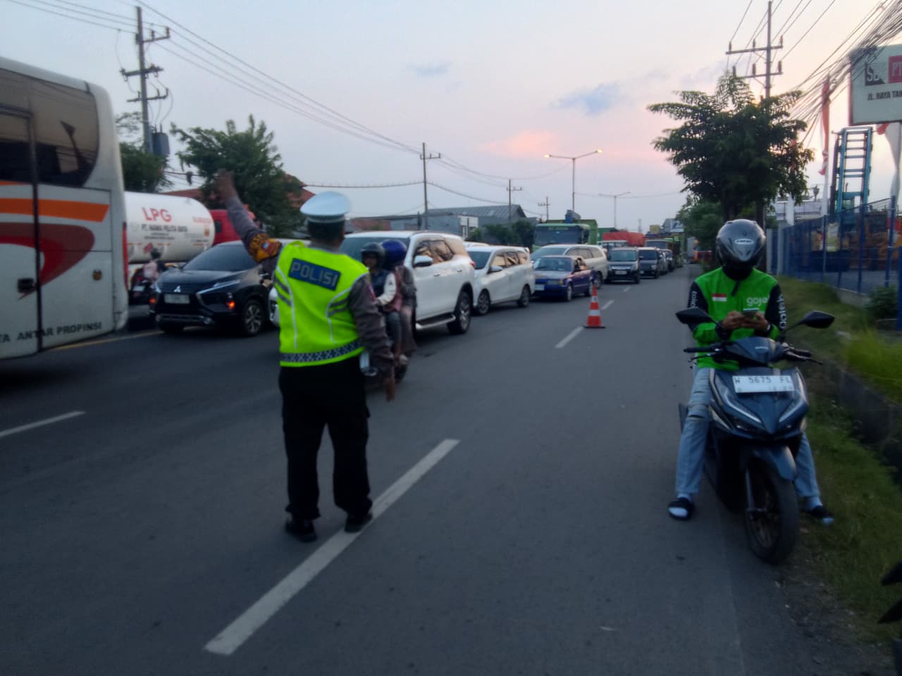 MACET: Polisi sedang mengatur arus lalu lintas. (DIKY SANSIRI/RADAR SIDOARJO)