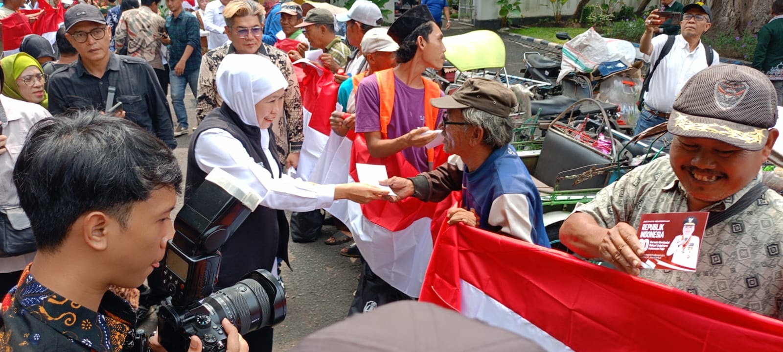 BERMANFAAT: Gubernur Jawa Timur Khofifah Indar Parawansa saat membagikan bantuan ke warga Sidoarjo di Pendapa Delta Wibawa.