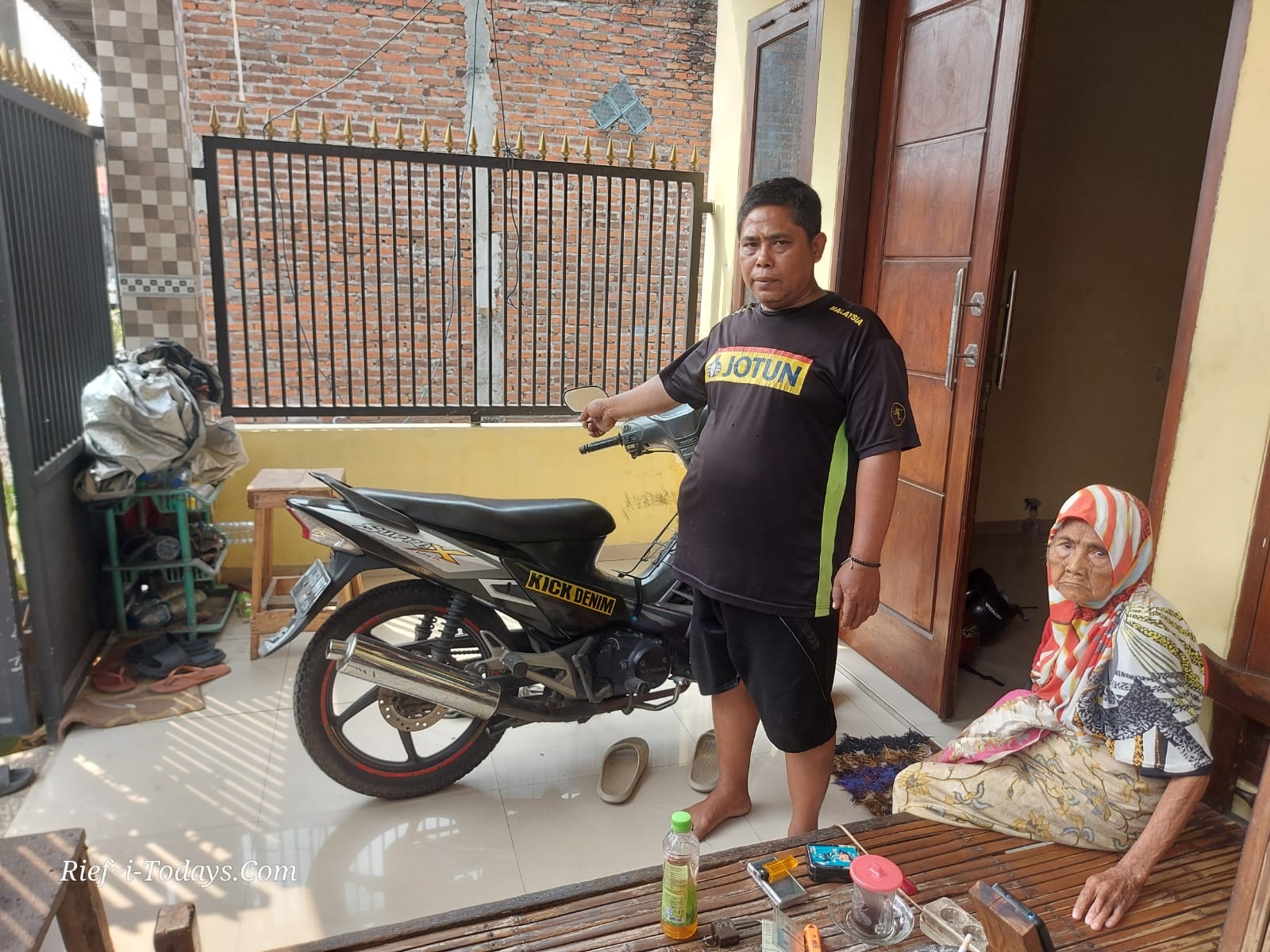 HILANG: Pemilik motor menunjukkan posisi motornya terparkir di teras rumah. (DIKY SANSIRI/RADAR SIDOARJO)