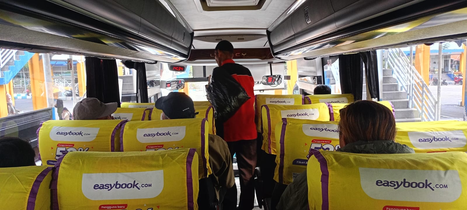 SUNYI: Suasana keberangkatan bus di Terminal Purabaya, Waru, Sidoarjo. (DIKY SANSIRI/RADAR SIDOARJO)