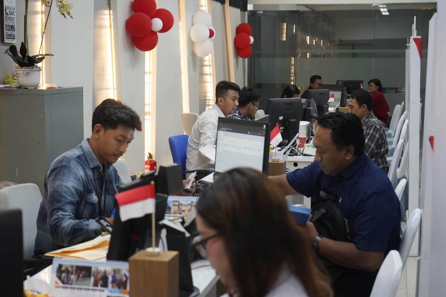 INOVASI: Memperingati Hari Ulang Tahun (HUT) ke-80 Kemerdekaan Republik Indonesia, Kantor Imigrasi Kelas I Khusus TPI Surabaya menggelar program "Paspor Merdeka".