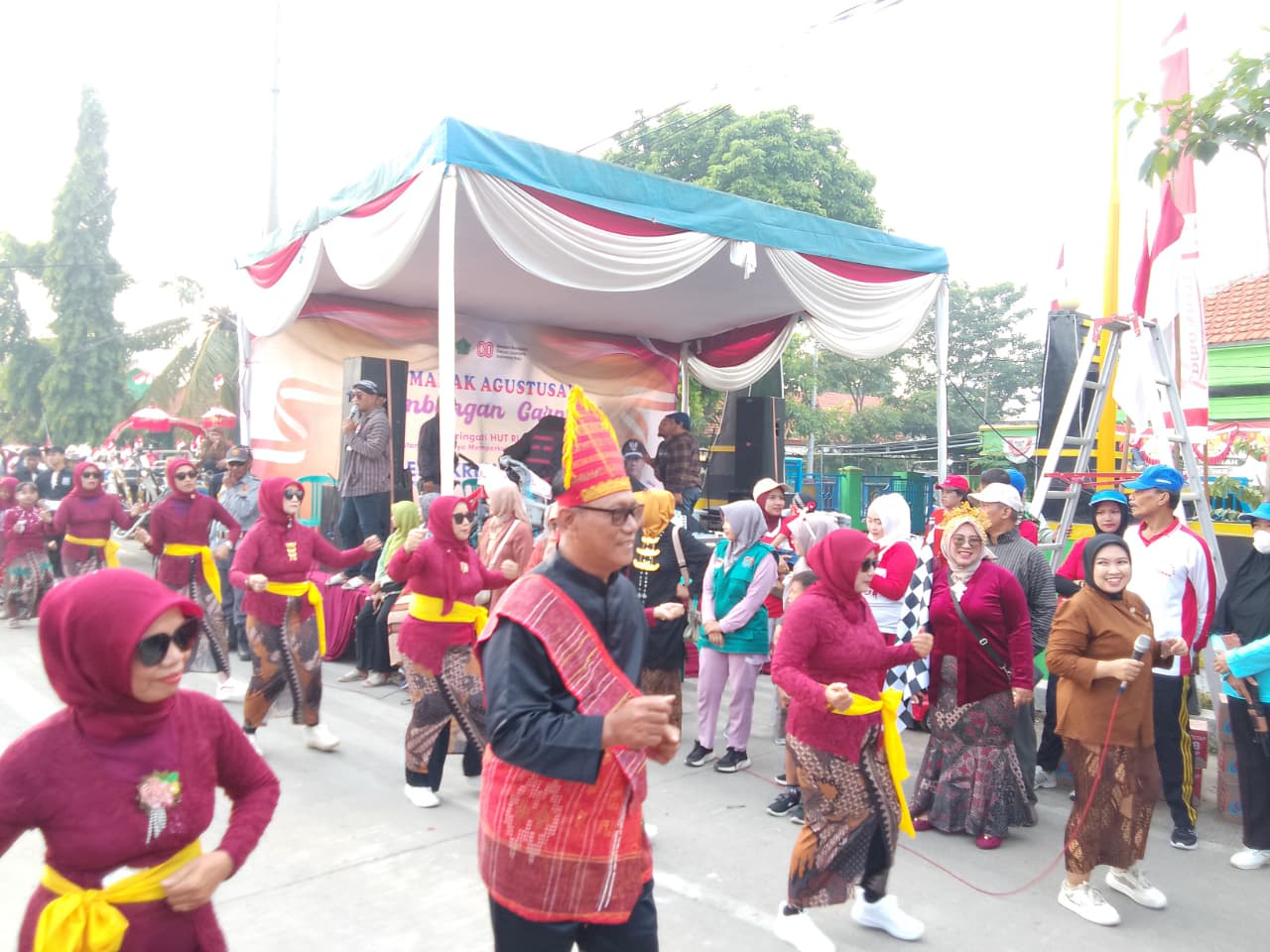 MERIAH: Kades Krembangan Sutrisno (dua dari kiri) dalam kegiatan karnaval di Krembangan, Taman, Minggu (24/8). (DIKY SANSIRI/RADAR SIDOARJO)