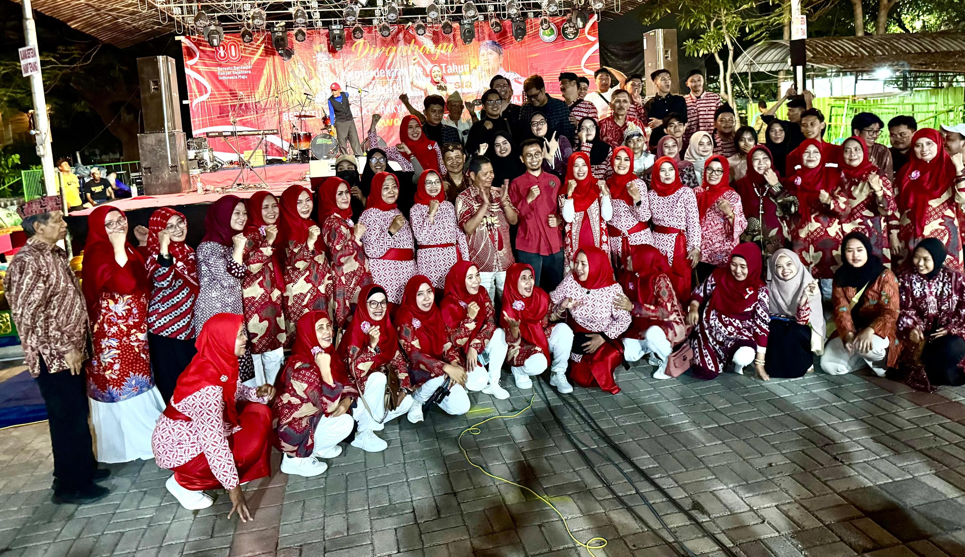 LINTAS GENERASI: Kekompakan lintas generasi, mulai dari Karang Taruna, Karang Werda, PKK, hingga pengurus RT dan RW 06 Rewwin, Sidoarjo, bersatu dalam satu langkah.(INDRA WIJAYANTO/RADAR SIDOARJO)