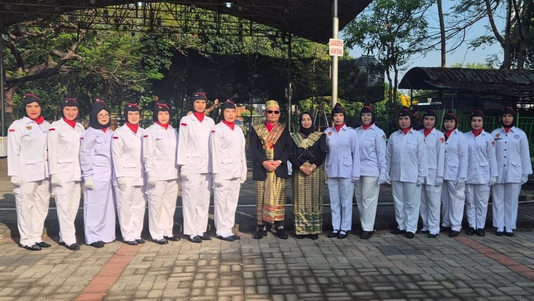 SPESIAL: Semangat kemerdekaan semakin spesial dengan petugas upacara dari Dewi Kunthi Sport Club PKK RW 06 Rewwin.(INDRA WIJAYANTO/RADAR SIDOARJO)