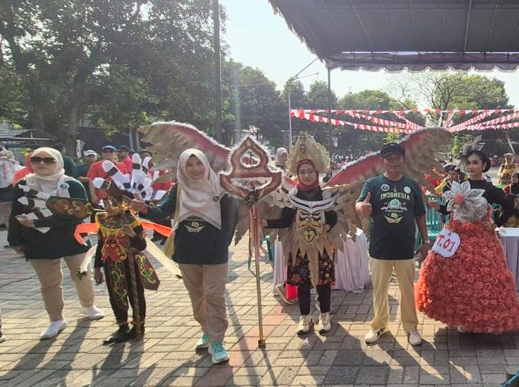 WARNA-WARNI: Kreativitas kostum yang membuat suasana jalan sehat semakin semarak dan ceria.(INDRA WIJAYANTO/RADAR SIDOARJO)