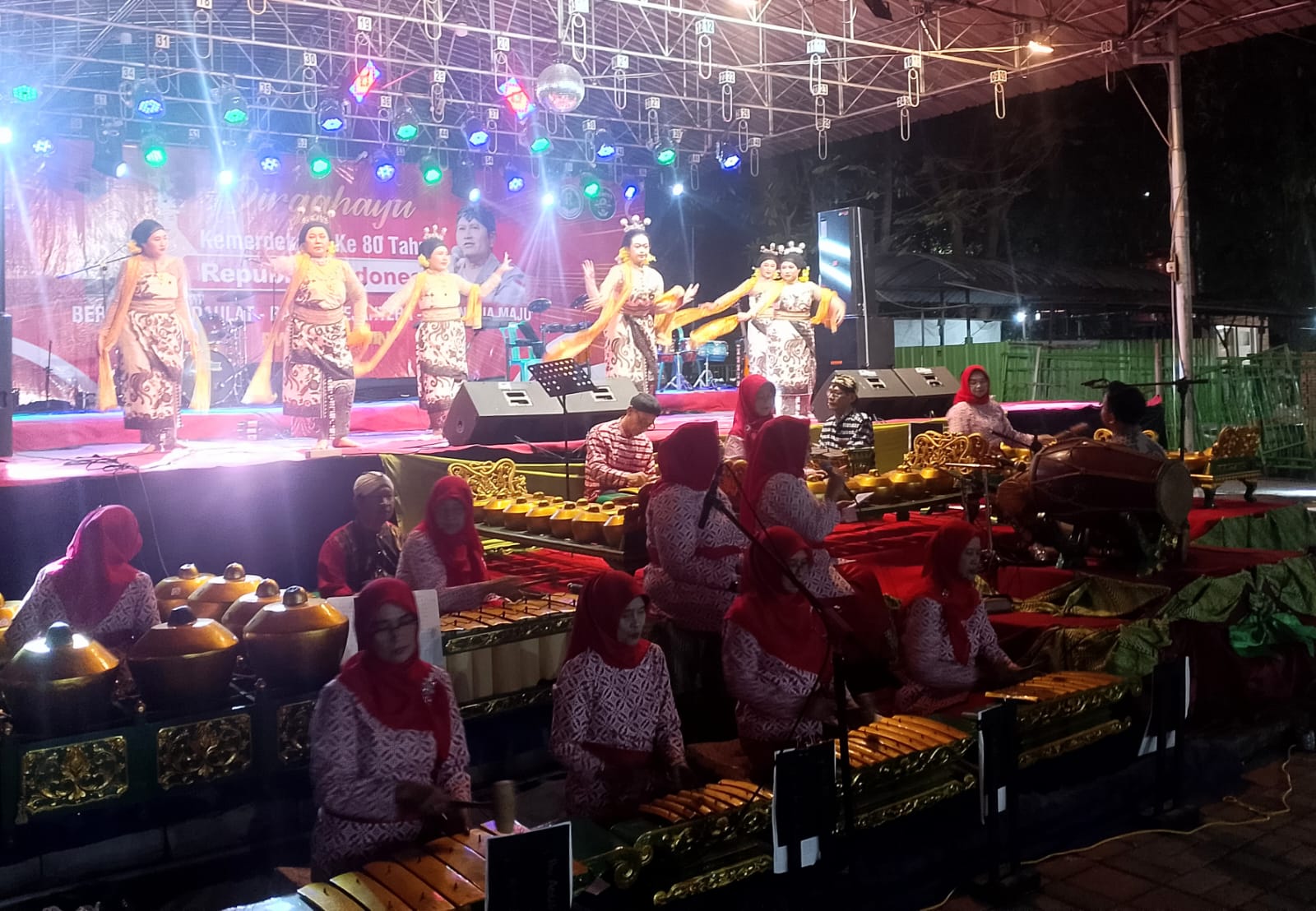 HARMONI: Alunan Karawitan Manis Sejati mengiringi indahnya Tari Gambyong yang dibawakan ibu-ibu ketua PKK.(INDRA WIJAYANTO/RADAR SIDOARJO)