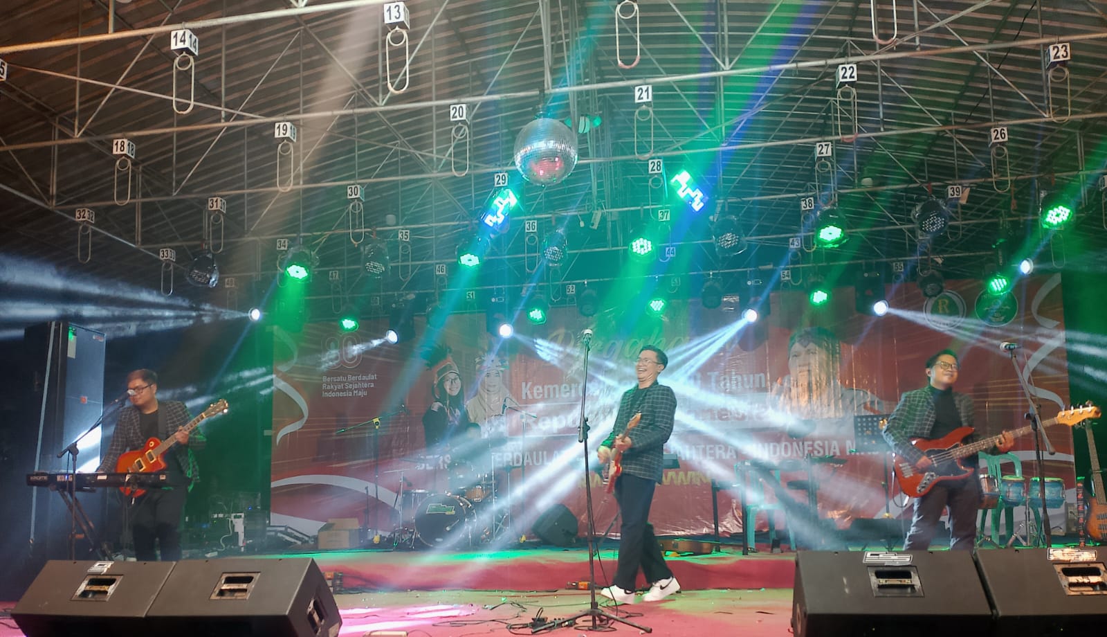 NOSTALGIA: Neo Jibles, band pelestari lagu-lagu legendaris Koes Plus dan Koes Bersaudara, sukses menghadirkan nostalgia indah.(INDRA WIJAYANTO/RADAR SIDOARJO)