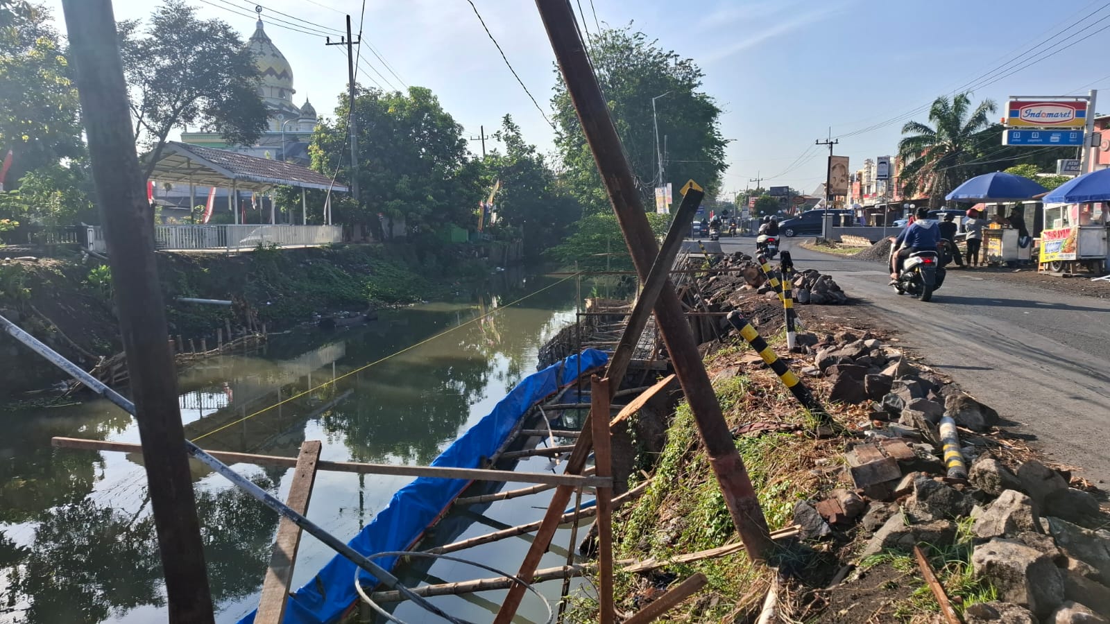DIPERKUAT: Pengerjaan perbaikan plengsengan sungai di depan Pasar Sidokerto, Kecamatan Buduran. (M SAIFUL ROHMAN/RADAR SIDOARJO)