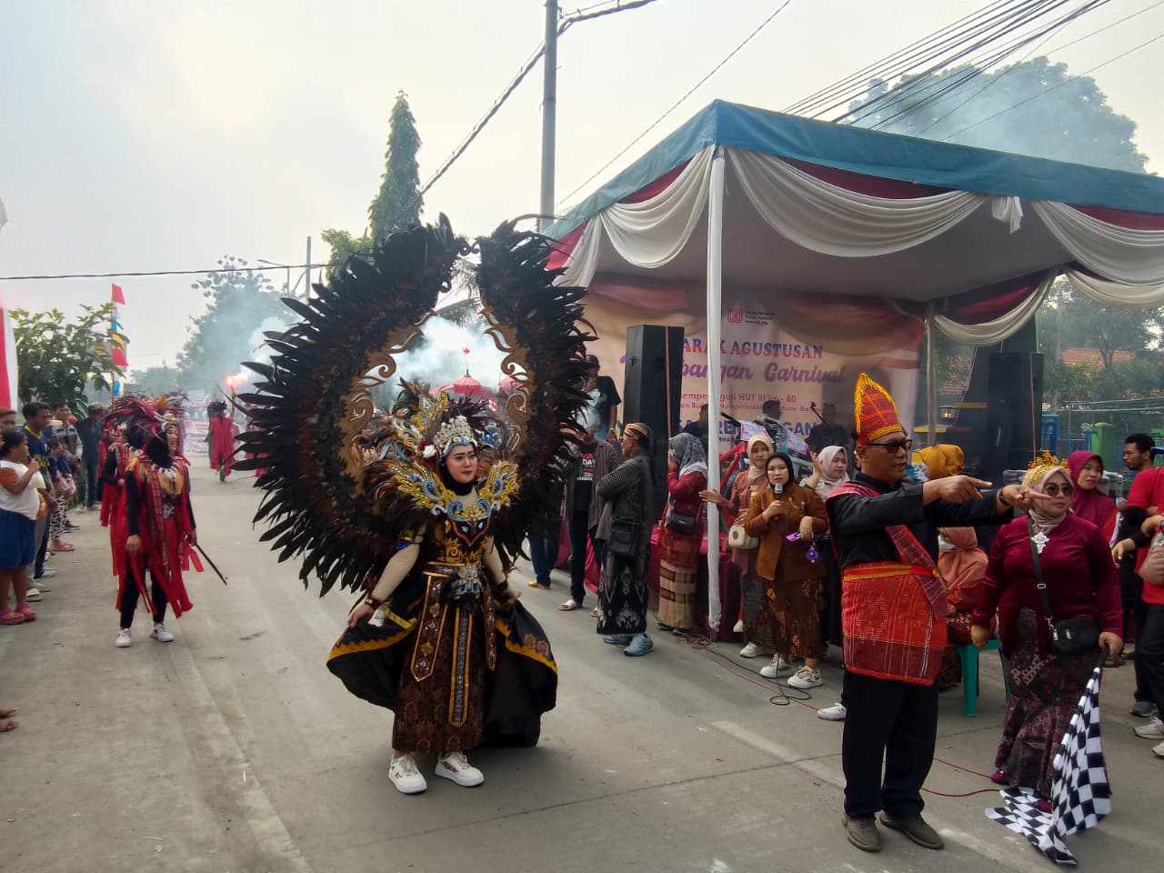 SEMARAK: Kades Krembangan Sutrisno (dua dari kanan) saat akan memberangkatkan karnaval di Krembangan, Taman, Minggu (24/8). (DIKY SANSIRI/RADAR SIDOARJO)