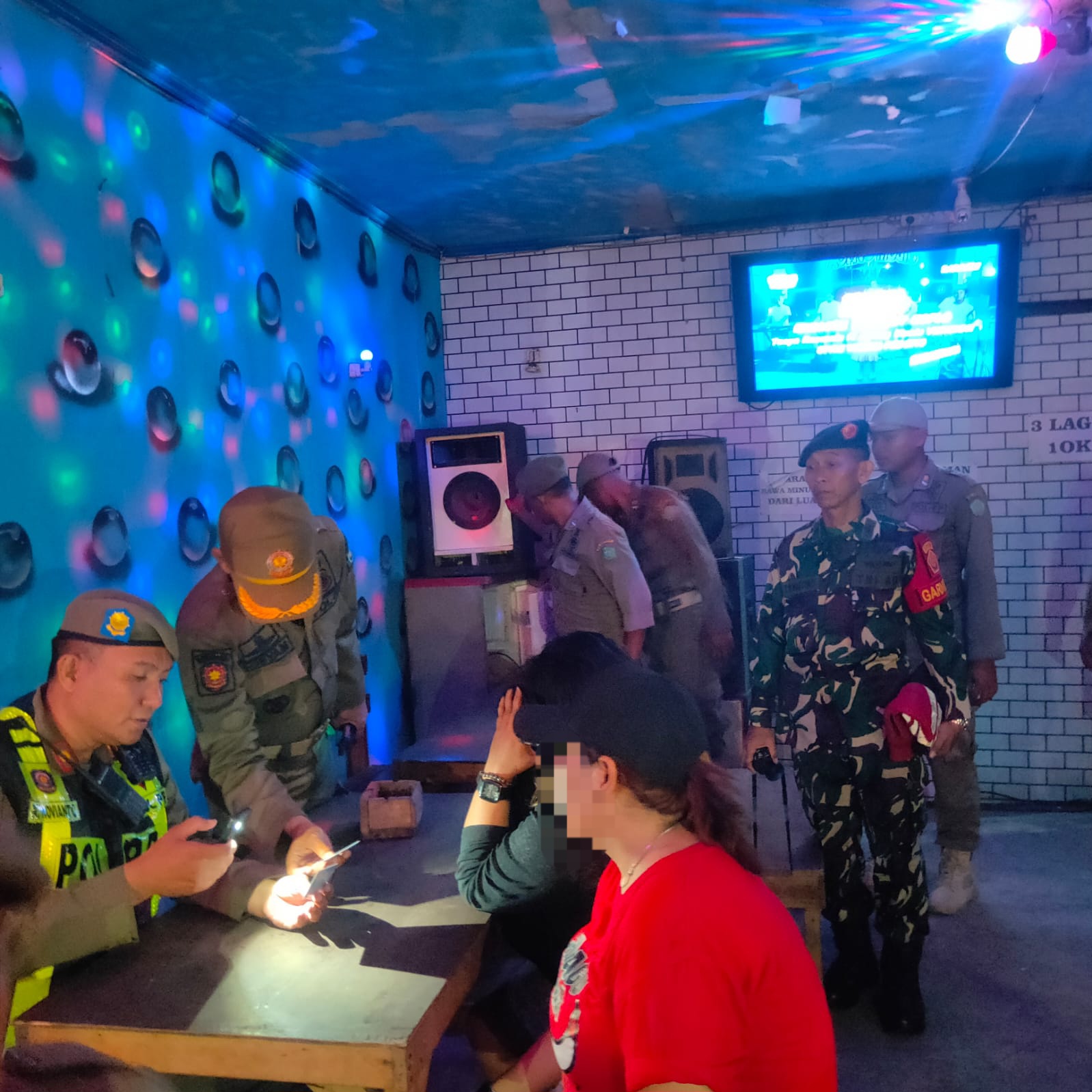 DIGEREBEK: Satpol PP temukan pemandu lagu di warung remang-remang di Taman, Sidoarjo.