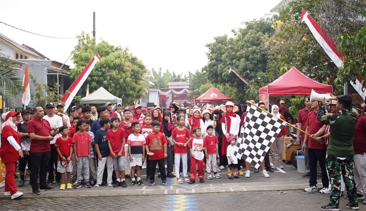 GEMBIRA: Peserta jalan sehat bersiap melakukan start.
