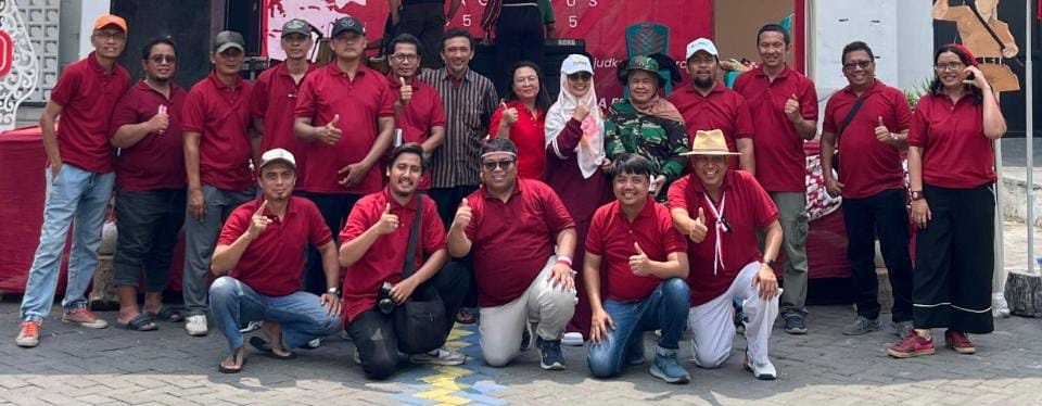 KOMPAK: Panitia foto bersama disela kegiatan.