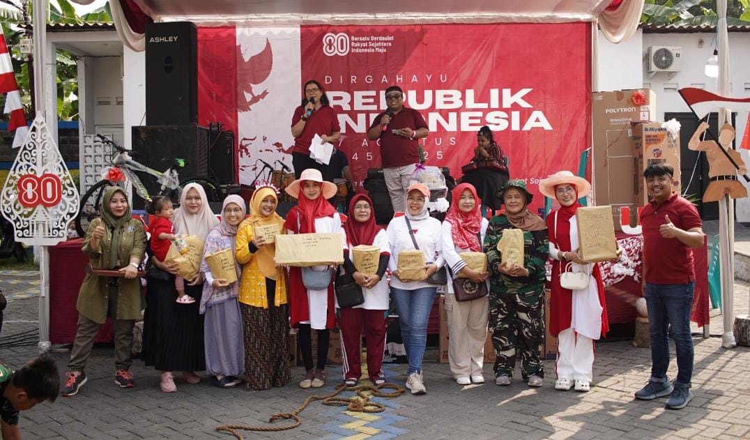 SEMANGAT: Beberapa pemenang lomba saat foto bersama.