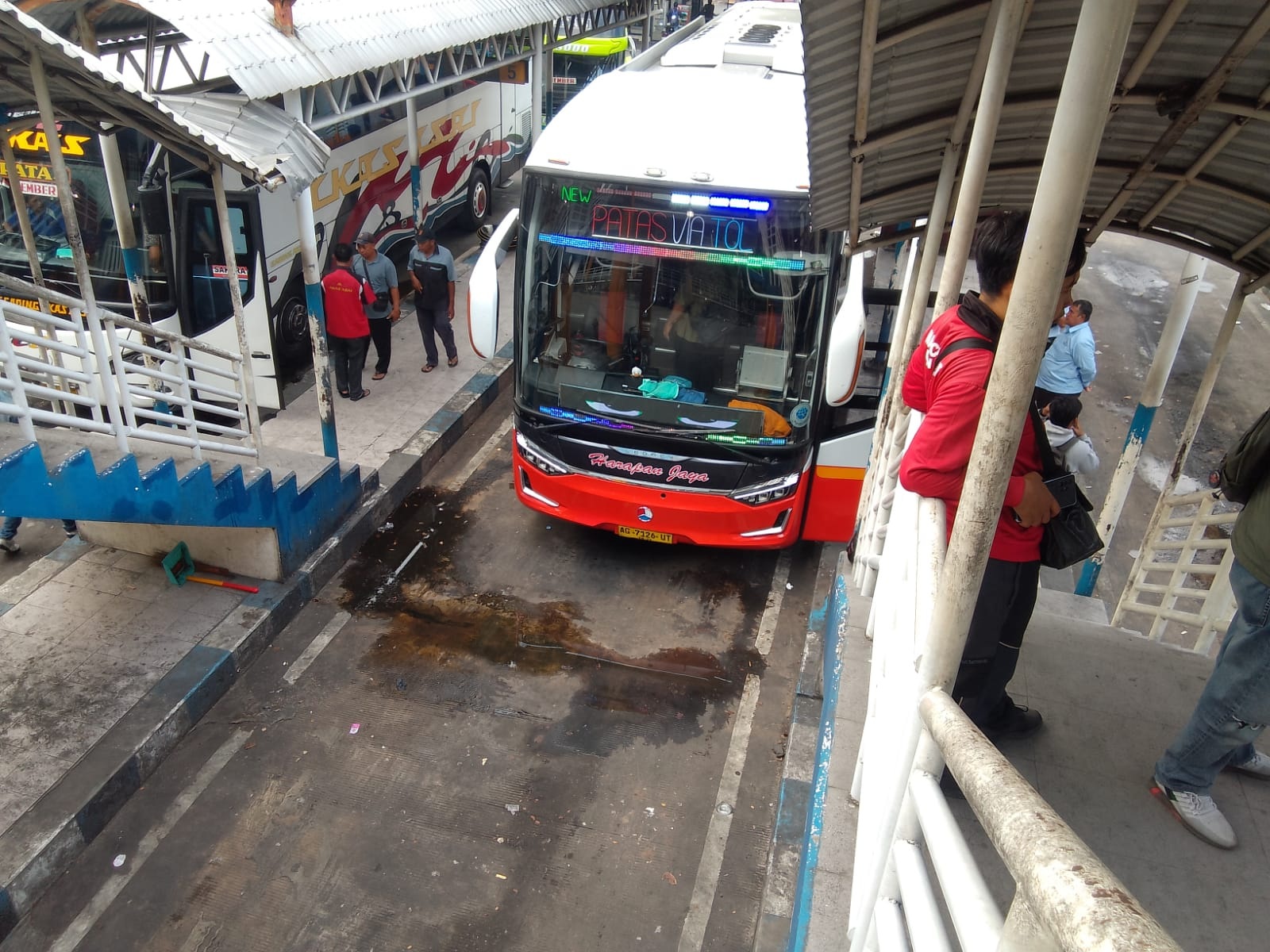 CALO MERESAHKAN: Suasana di Terminal Tipe A Purabaya, Sidoarjo. (DIKY SANSIRI/RADAR SIDOARJO)