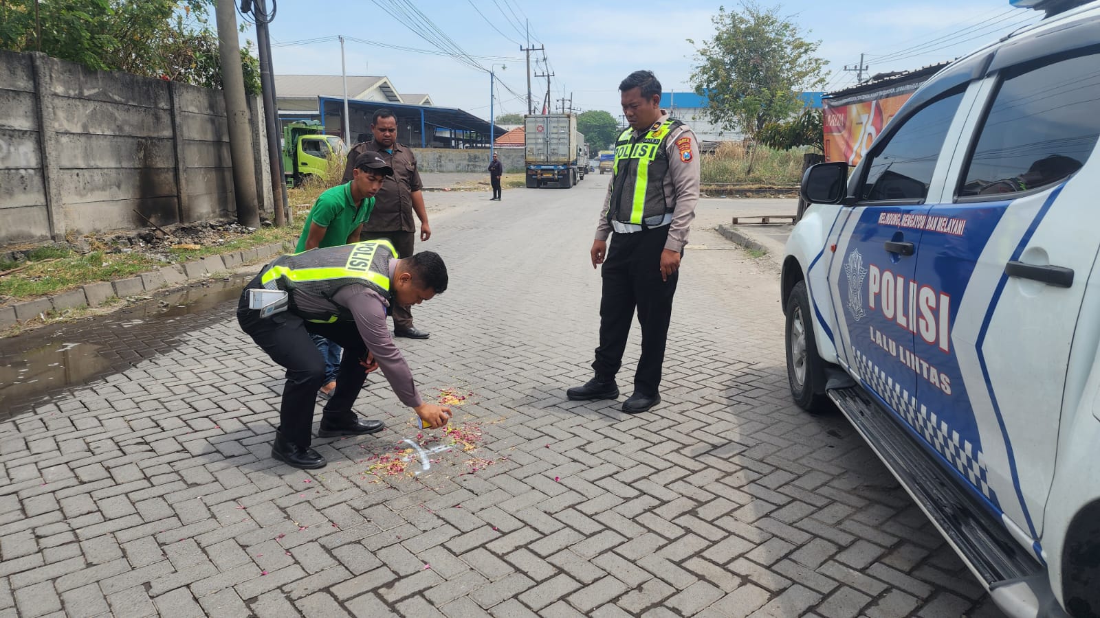 APES: Polisi melakukan olah TKP kecelakaan maut di Jalan Raya Tambaksawah Industri, Waru, Selasa (26/8).