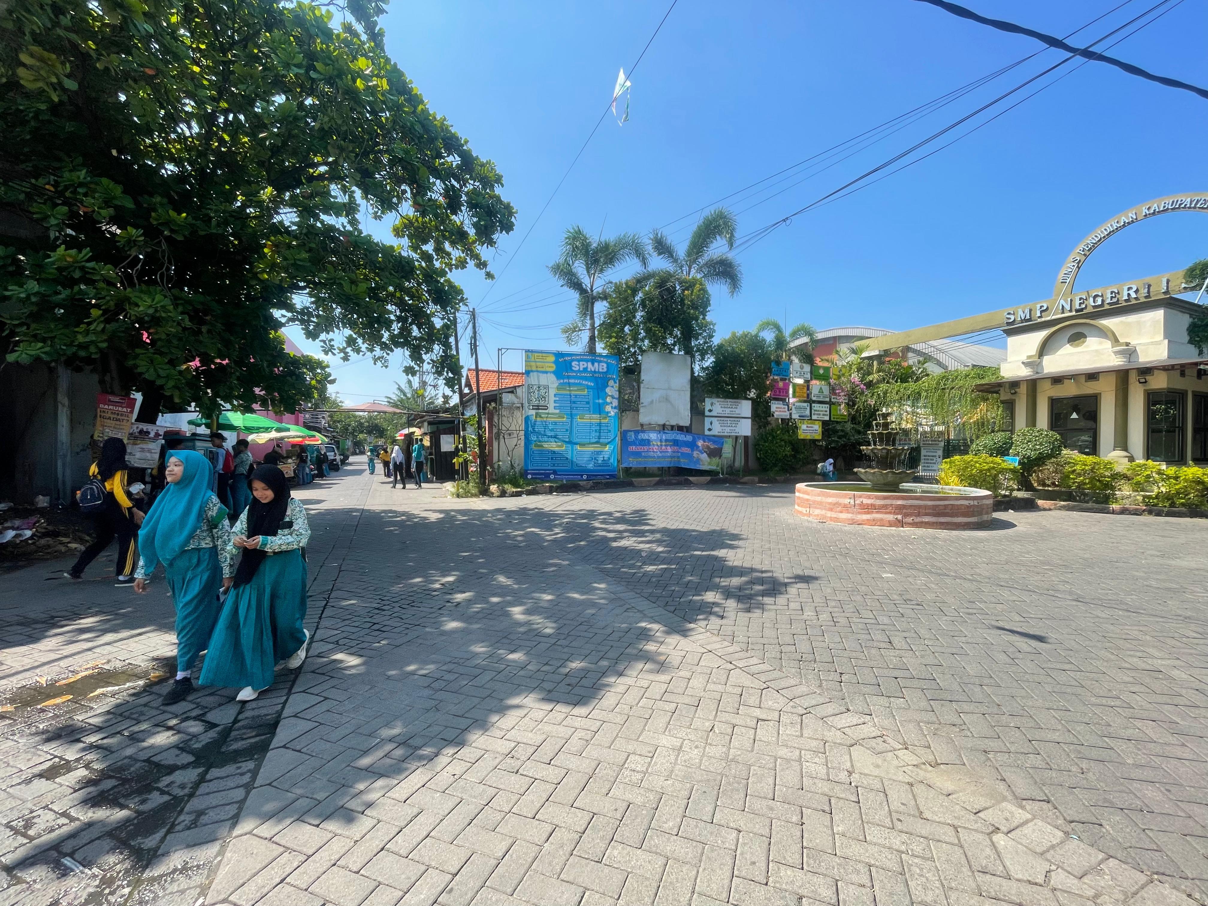 MENJADI PERHATIAN: Sejumlah siswa SMP di Sidoarjo saat pulang sekolah. (M SAIFUL ROHMAN/RADAR SIDOARJO)