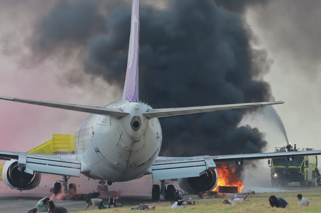 GERAK CEPAT: Maskapai Udara Air tipe Boeing 737-300 dengan nomor penerbangan UDA001 rute Surabaya&ndash;Kuala Lumpur disimulasikan mengalami bird strike sesaat setelah lepas landas. SURYANTO/RADAR SIDOARJO)
