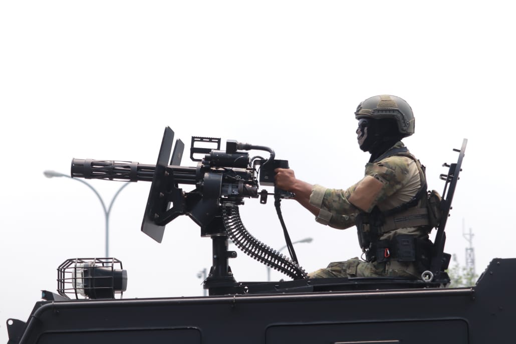 SIGAP: Pasukan Kopaska melakukan pengamanan di bandara Juanda. (SURYANTO/RADAR SIDOARJO)
