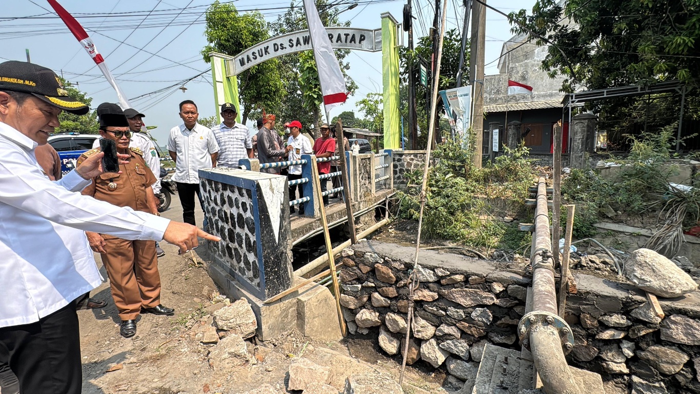 PROGRES: Bupati Sidoarjo Subandi saat meninjau pengerjaan betonisasi di Jalan Gajah Mada, Ngingas, Kecamatan Waru. (M SAIFUL ROHMAN/RADAR SIDOARJO)