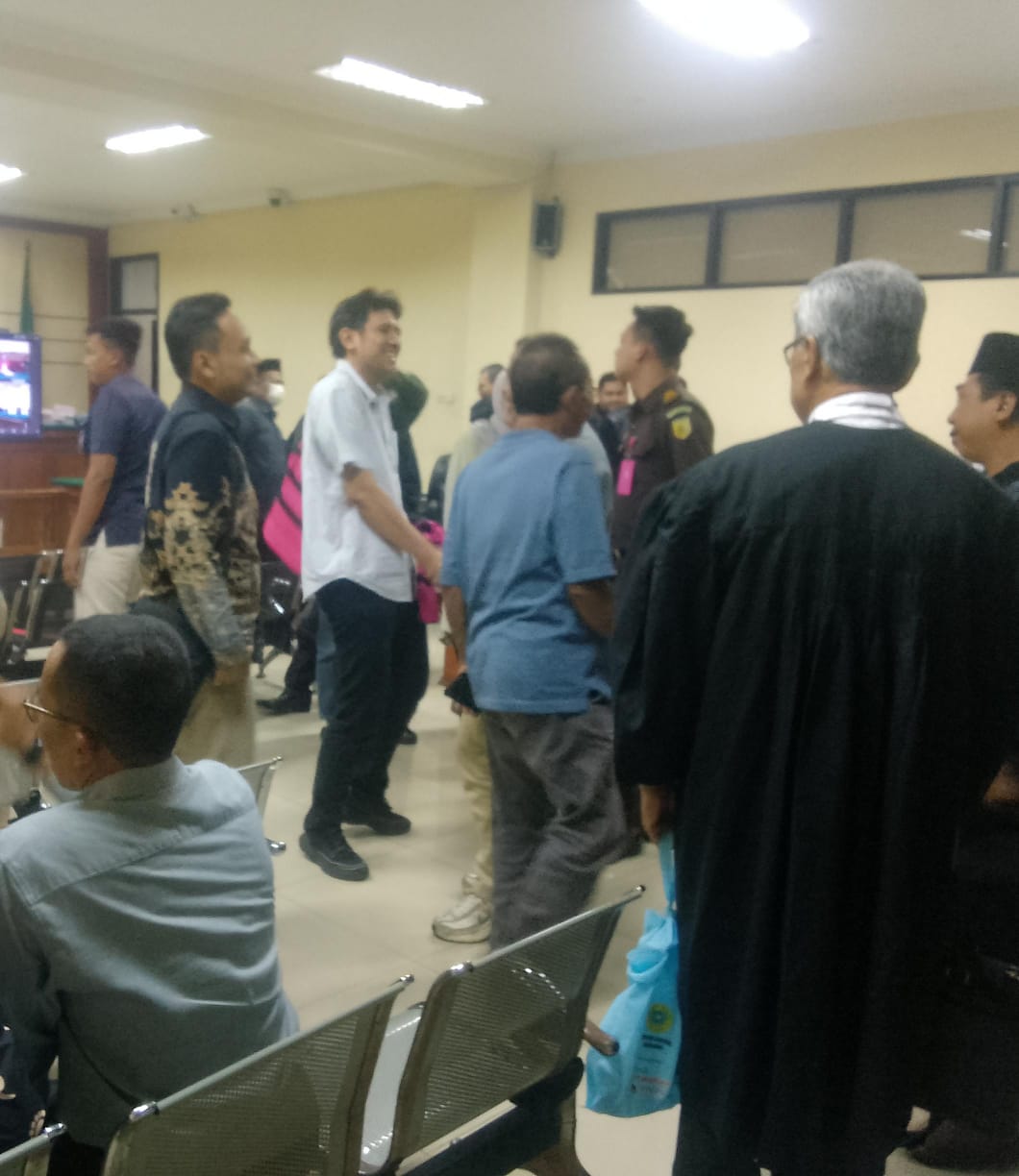 DITUNDA : Mantas Kades Tambaksawah, Sidoarjo, (baju putih) hadiri sidang di Tipikor Surabaya, Rabu (27/8). Sidang tuntutan kasus dugaan korupsi rusunawa ini ditunda. (DIKY SANSIRI/RADAR SIDOARJO)