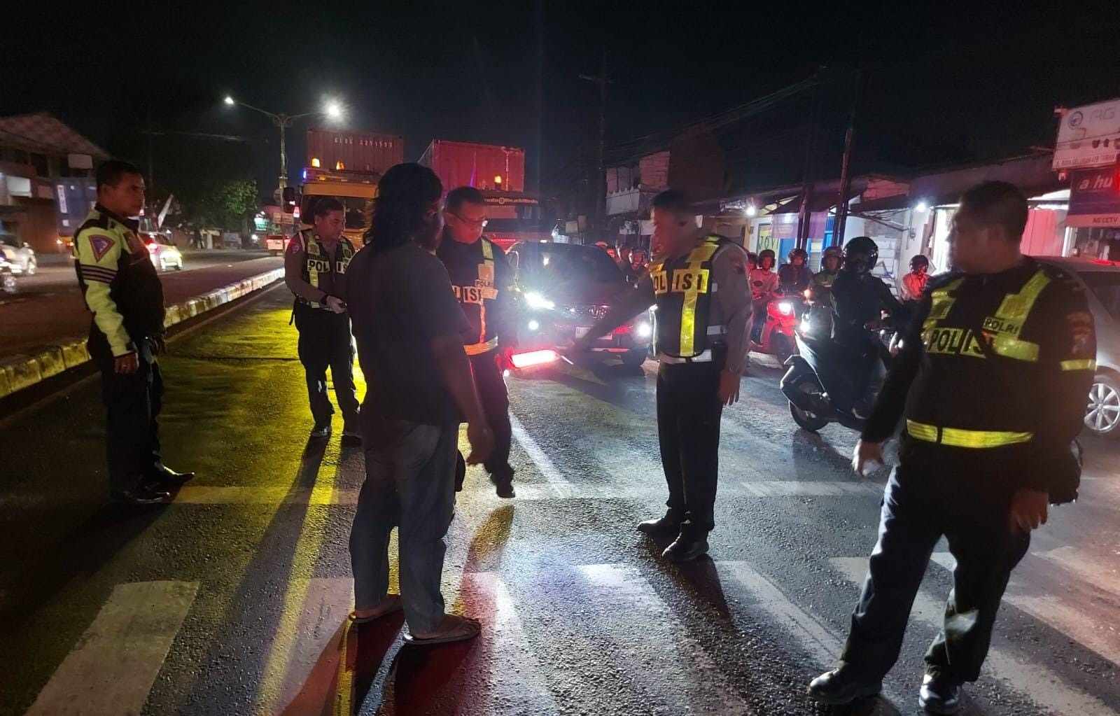 NAHAS: Polisi melakukan olah TKP di Geluran, Taman, Rabu (27/8) malam.