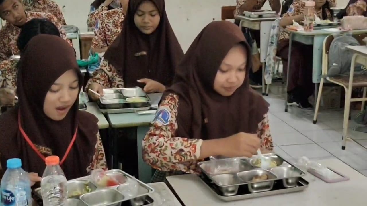 SENANG: Para siswa saat menikmati Makanan Bergizi Gratis (MBG).