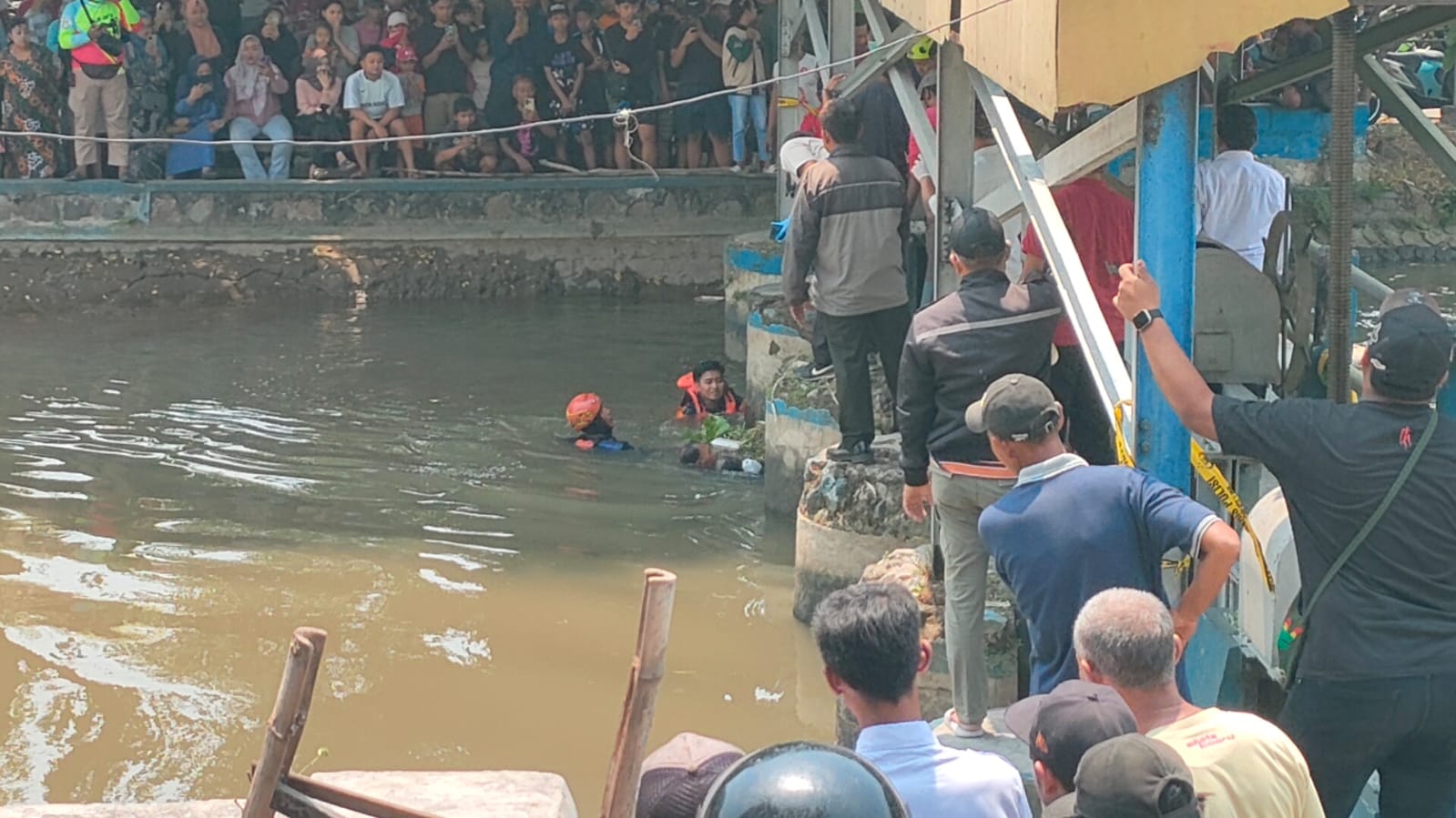 NAHAS: Petugas mengevakuasi sesosok mayat di Prambon, Sidoarjo.
