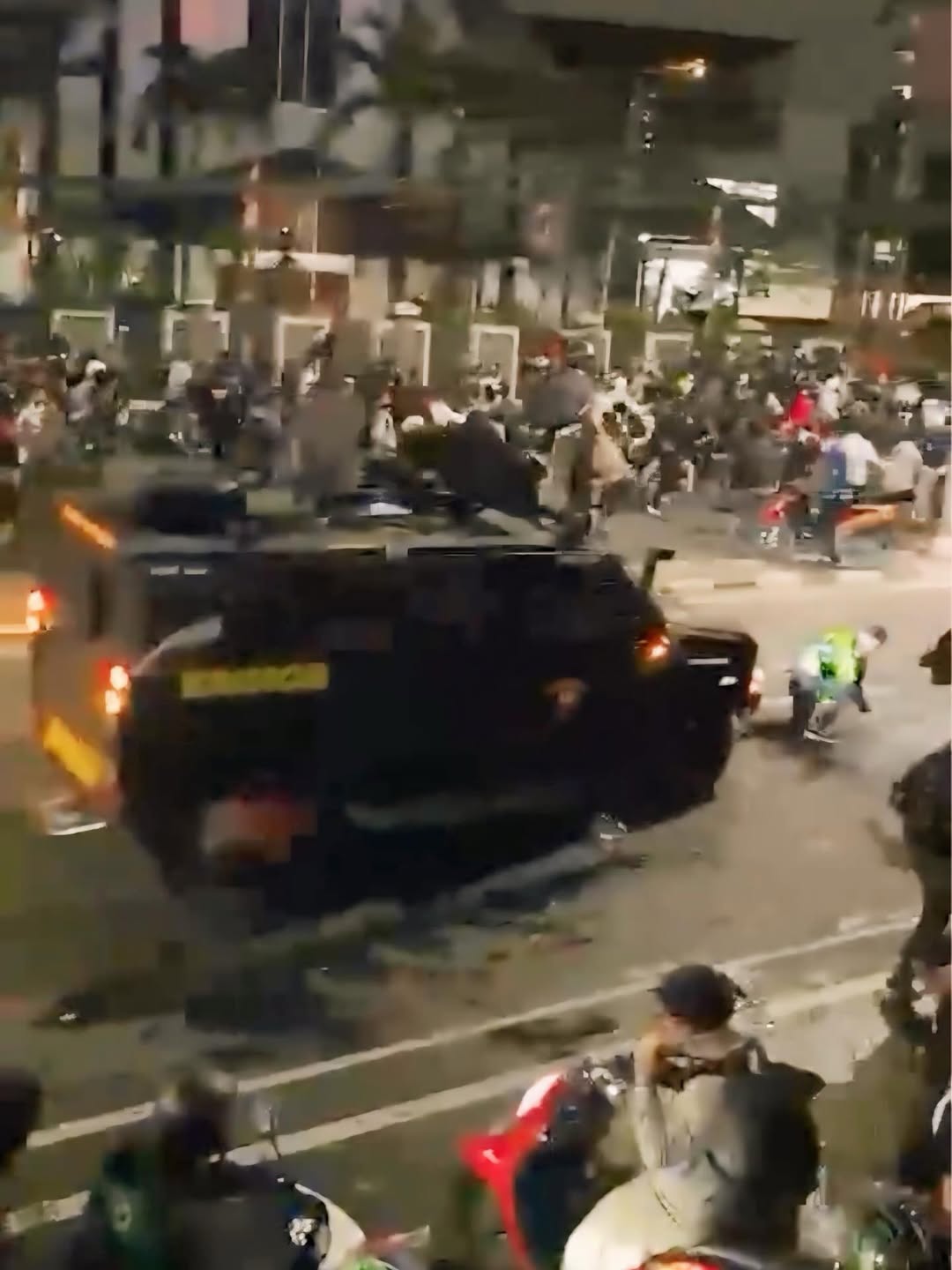 VIRAL: Detik-detik driver ojol terlindas rantis Brimob.