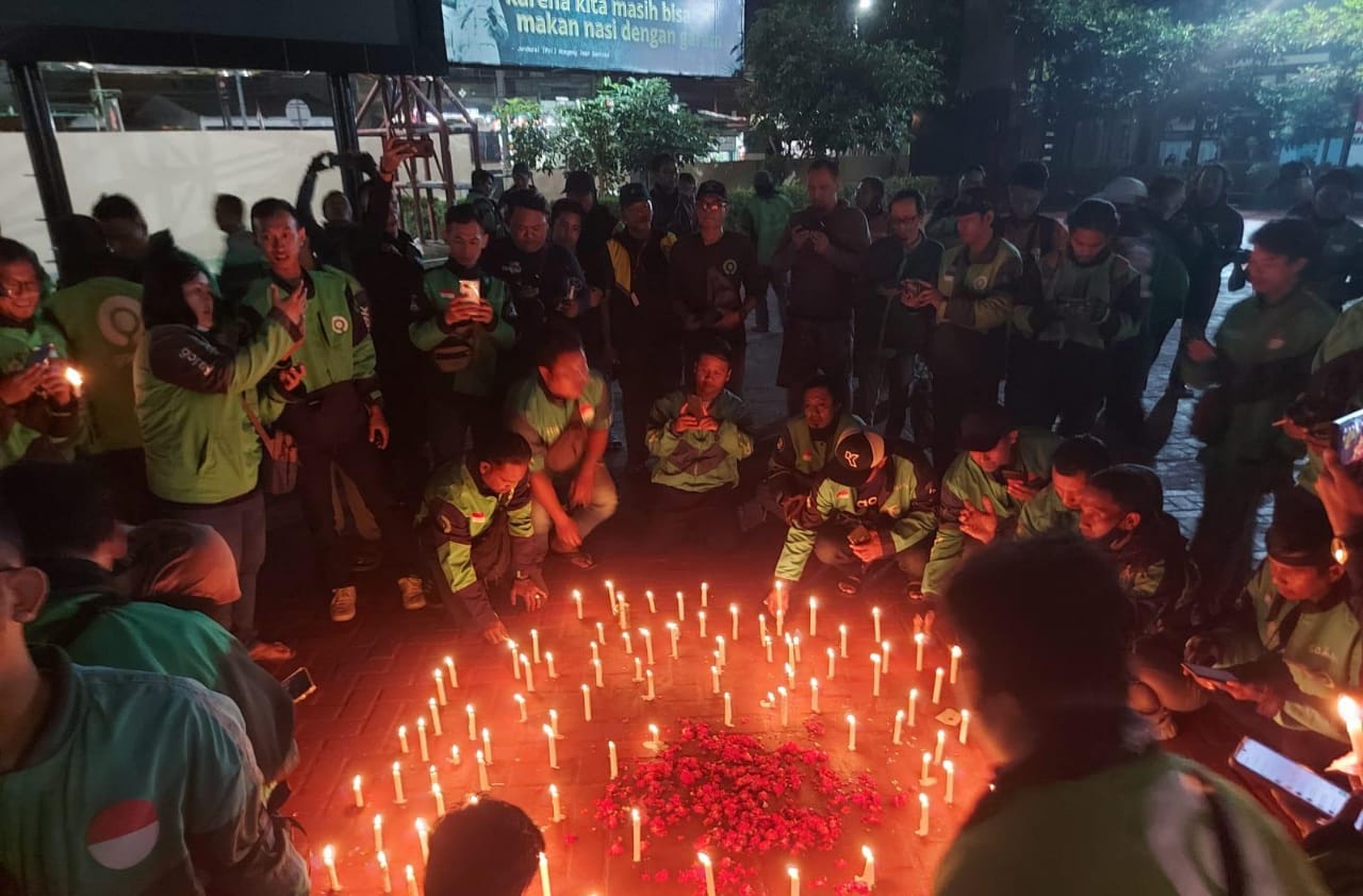 BELA SUNGKAWA: Ratusan driver ojol penuhi Mako Polresta Sidoarjo, Jumat (29/8). (DIKY SANSIRI/RADAR SIDOARJO)